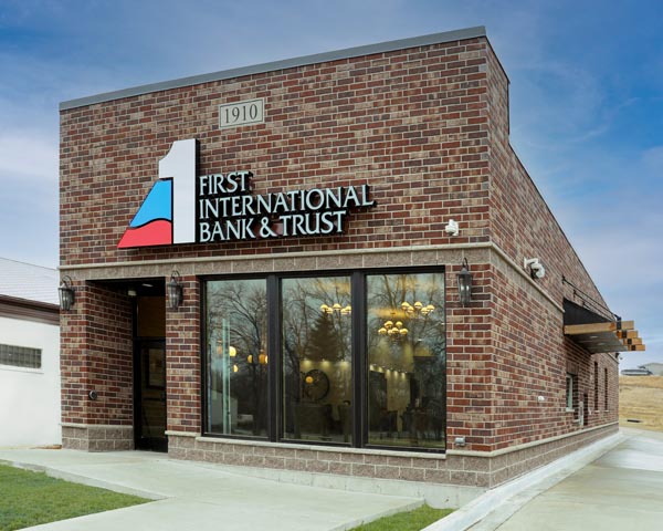 Bank celebrates reopening of Alexander location