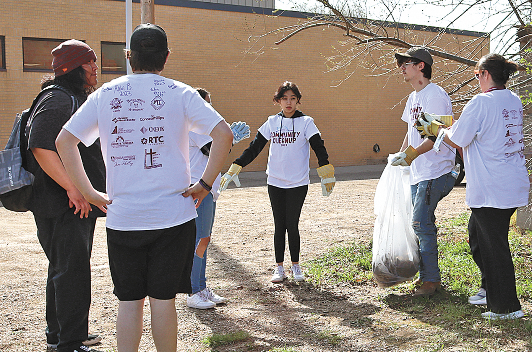 A &lsquo;Thank You&rsquo; in every trash bag: WCHS students mobilize for citywide clean-up event